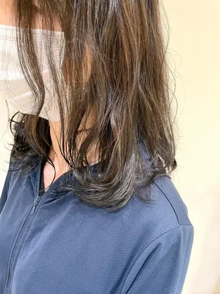 カラー 新谷 玲日のヘアスタイル