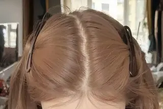 セミロング Yuna/ベージュ ダブルカラーのヘアスタイル