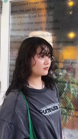 ミディアム まみ/暖色カラー /デザインカラーのヘアスタイル