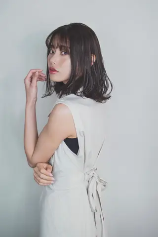 ミディアム カラー Le'a銀座所属・前髪/顔周り /レイヤー/秋山 元のヘアスタイル