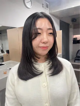 ミディアム カラー 曲がる縮毛矯正 センターパートのヘアスタイル