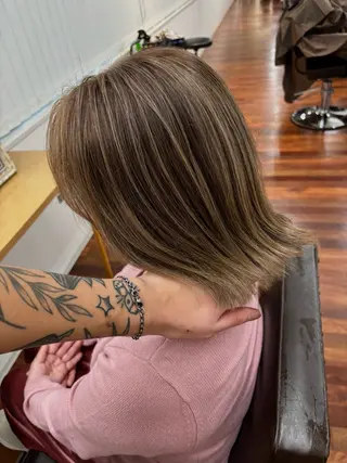 セミロング カラー ヘアアレンジ グランルッソ所属・岡山× バレイヤージュカラーのヘアスタイル