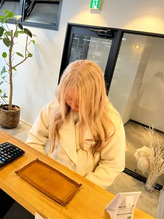 セミロング カラー ハイトーンカラ ー/小川のヘアスタイル