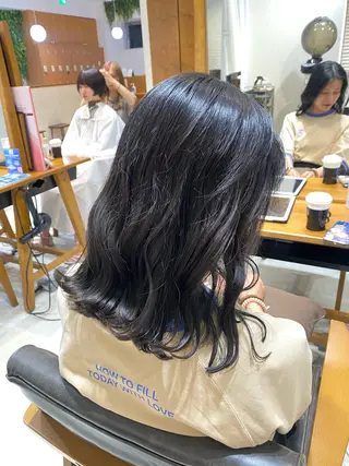 ミディアム カラー i.+OMOTESANDO所属・mei / 艶カラー ミディアム レイヤーのヘアスタイル