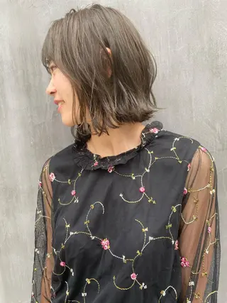 ミディアム カラー THE DAY所属・AKI HASHIMOTOのヘアスタイル