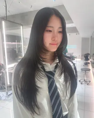 ロング YUI/レイヤー/ ハッシュカットのヘアスタイル