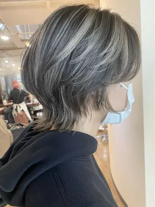 ショート カラー 白髪ぼかし バレイヤージュ志鎌のヘアスタイル
