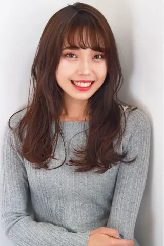 セミロング 韓国風 レイヤーカットのヘアスタイル