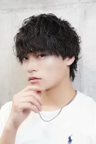 ミディアム パーマ メンズ メンズバレイヤージュ シャドウパーマのヘアスタイル