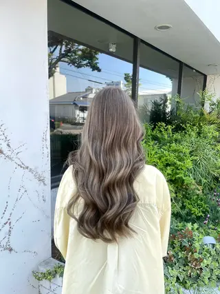 ロング ROZA germe所属・SHIO / ハイトーンカラーのヘアスタイル