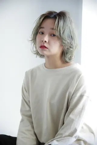 ミディアム カラー THE DAY所属・AKI HASHIMOTOのヘアスタイル