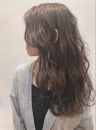 ミディアム カラー 360°キレイな ショートカットのヘアスタイル