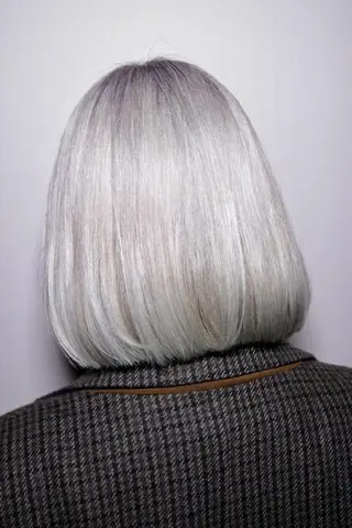 ミディアム カラー 艶髪✨ハイトーン ✨ホワイト✨北宗一郎のヘアスタイル