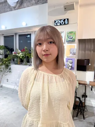 セミロング maruquee de mashu所属・モモコ/ブリーチ/ ミルクティカラーのヘアスタイル