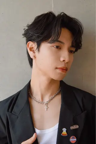 ショート メンズ RIKI/センター パート/メンズパーマのヘアスタイル