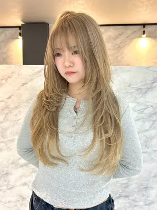 ロング Via  京都烏丸所属・ブロンド/ハイトーン /レイヤー/りなのヘアスタイル