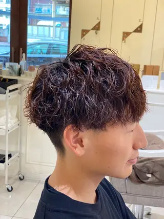ショート パーマ メンズ 波巻き／ツイスパ／天 王寺／タニオクトモヤのヘアスタイル