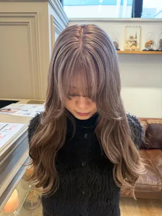 ロング カラー ミルクティー× グレージュMOMOのヘアスタイル
