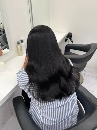 セミロング 寒色＆ブリーチ特化 寒色MiOのヘアスタイル