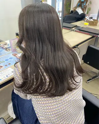 ロング カラー オリーブ/アッシュ やわらか透明感カラーのヘアスタイル