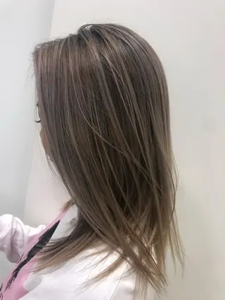 ミディアム 白髪ぼかしハイライト めさきすずなのヘアスタイル