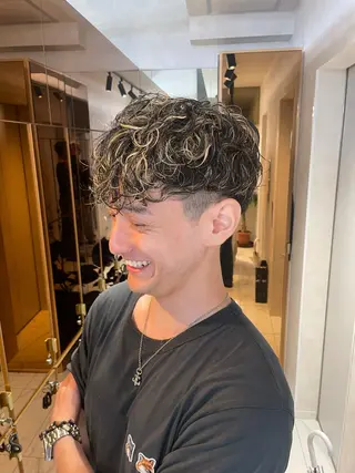 カラー パーマ メンズ フェザーパーマ/ スペインカールのヘアスタイル