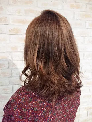 ミディアム カラー 赤松 摩美のヘアスタイル