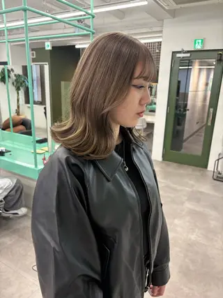 セミロング 綾乃／デザインカラー ／ハイトーン／ボブのヘアスタイル