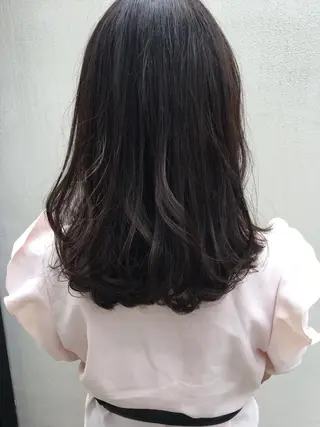 ミディアム カラー THE DAY所属・AKI HASHIMOTOのヘアスタイル