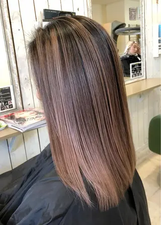 ミディアム 韓国レイヤー外国人風 透明感カラー髪質改善のヘアスタイル