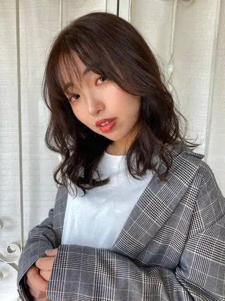 ミディアム 三好 美里のヘアスタイル
