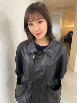 ミディアム カラー MIU/ルーツカラー 顔まわりレイヤーのヘアスタイル