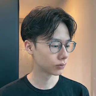 ミディアム メンズ センターパート/ニ ュアンスパーマのヘアスタイル