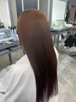 セミロング 縮毛矯正🐼暖色 根本侑季のヘアスタイル