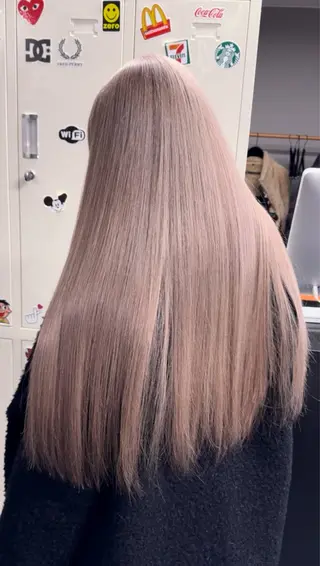 ロング カラー ヘアアレンジ ホワイトカラー/ ピンクベージュにったのヘアスタイル