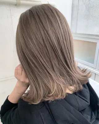 ミディアム カラー オフホワイトアンドなんば所属・福西 洋斗のヘアスタイル