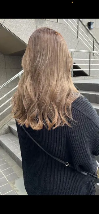 ロング アブアイ所属・🌈艶髪ハイトーン SENAのヘアスタイル