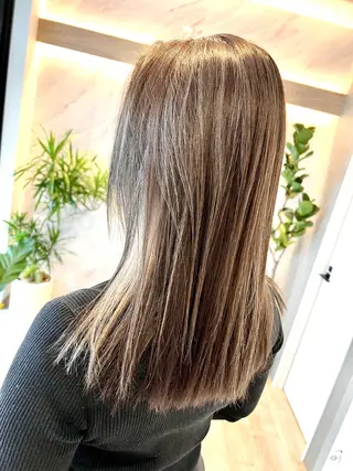 セミロング ブリーチ毛に縮毛矯正 ✨カラー✨山田 正幸のヘアスタイル