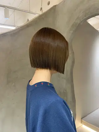 ショート カラー effect横浜所属・切りっぱなしボブ/ 艶カラー/綾莉のヘアスタイル