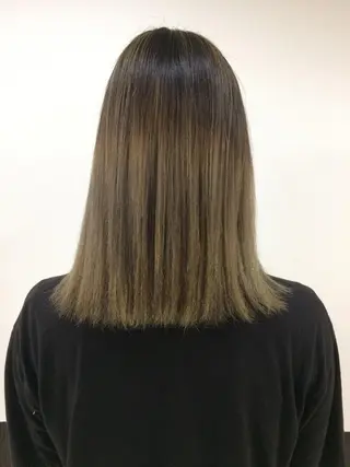 ミディアム カラー ヘアアレンジ ハイトーン Arphyのヘアスタイル