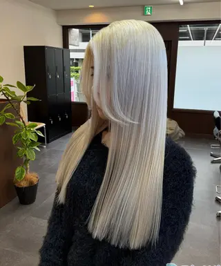 ロング カラー enn.bleach by t.a.g所属・碇山 楓己のヘアスタイル