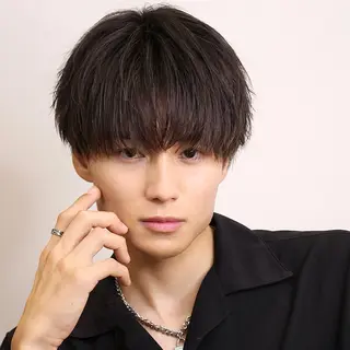 メンズ ラウンドマッシュ/ フェザーショート大阪のヘアスタイル