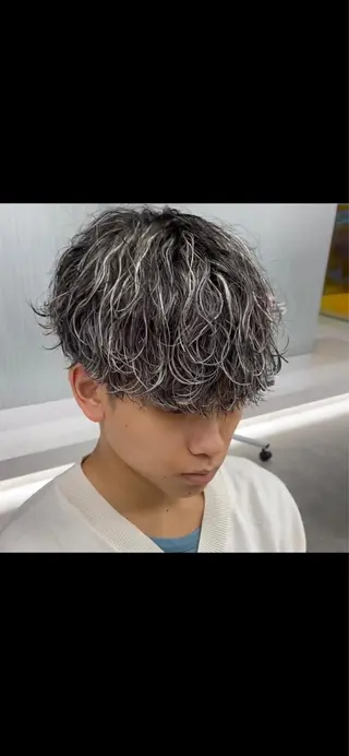 ショート カラー パーマ メンズ カラーモデル⚡️ REONのヘアスタイル