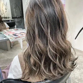 ミディアム カラー ☘️ブリーチ/ハイト ーン/レイヤー/のヘアスタイル