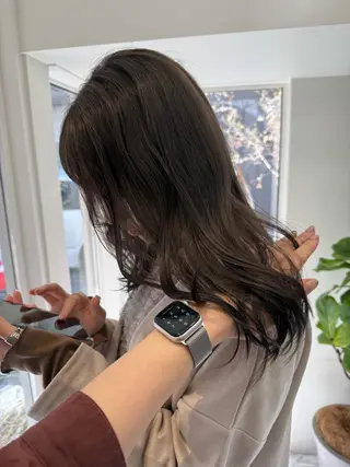 セミロング カラー ミルクティー× グレージュMOMOのヘアスタイル