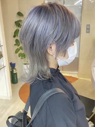 ミディアム ウルフとハイトーン みっちー✂️のヘアスタイル