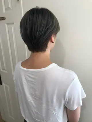 ショート カラー MIOベージュカラー 柔らかいカラーのヘアスタイル