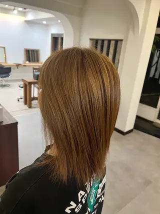 ミディアム カラー 黒川 綾音のヘアスタイル