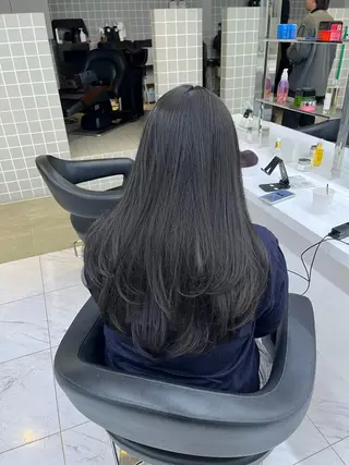 セミロング 寒色＆ブリーチ特化 寒色MiOのヘアスタイル