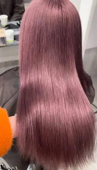 ロング 赤みなしオリーブ ハイトーン×レイヤーのヘアスタイル